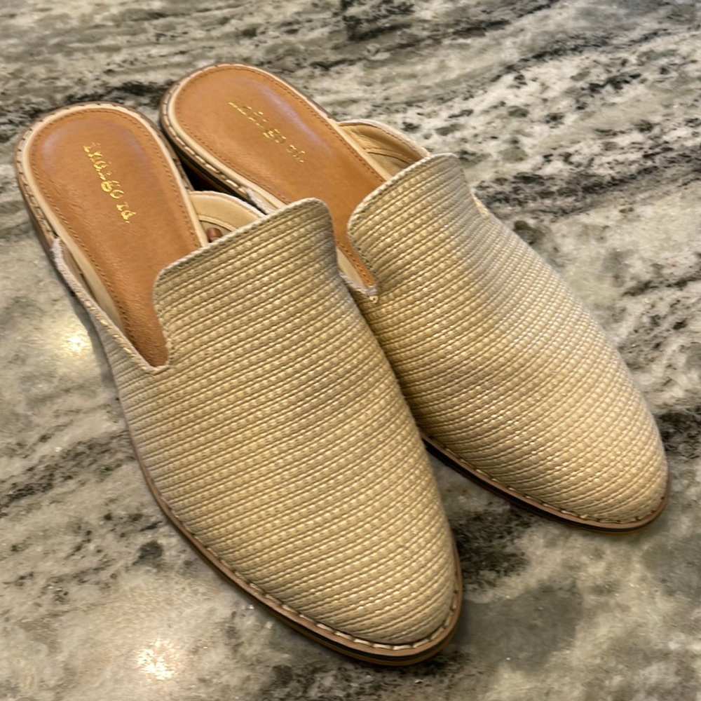 Indigo Rd. Hayze Mule Size 9. Color: Almond